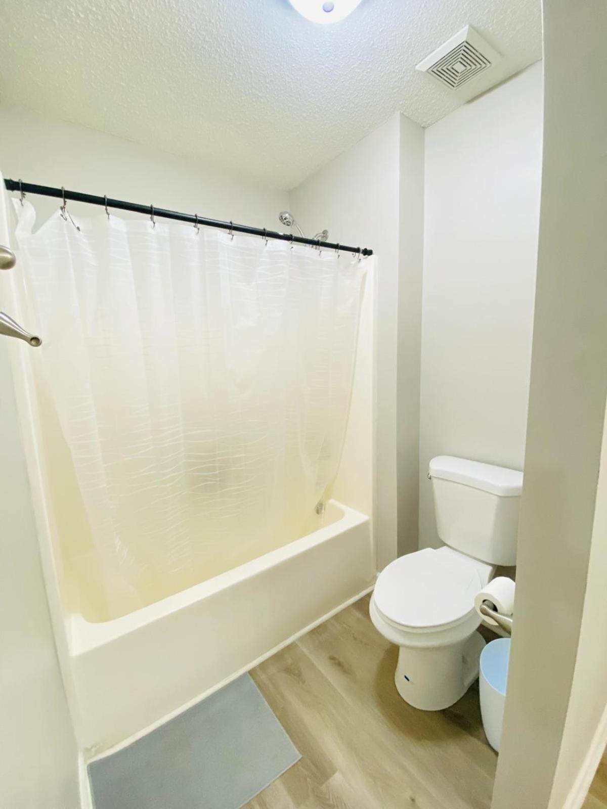Private & Bathroom Close To Downtown Homestay