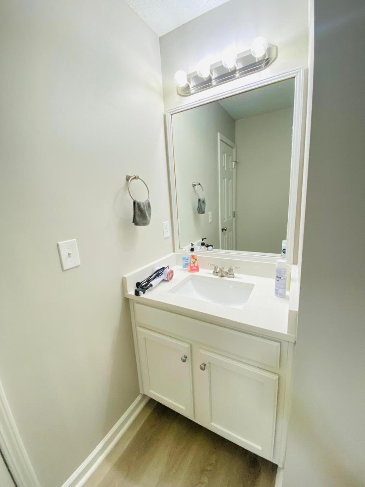 Private & Bathroom Close To Downtown
